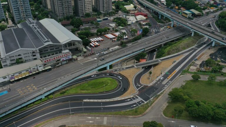 板城路左、右岸調整為單行道，改善鄰近區域的交通
