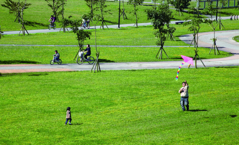 浮洲藝術河濱公園位於鄰近浮洲橋，融合自然景觀與公共藝術