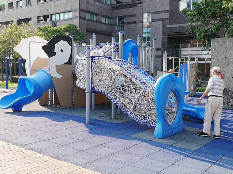 重慶公園有極地企鵝特色遊具1座