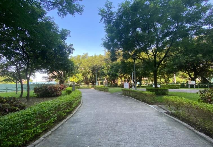 華東公九公園位於華東街上，在遠揚加州社區對面