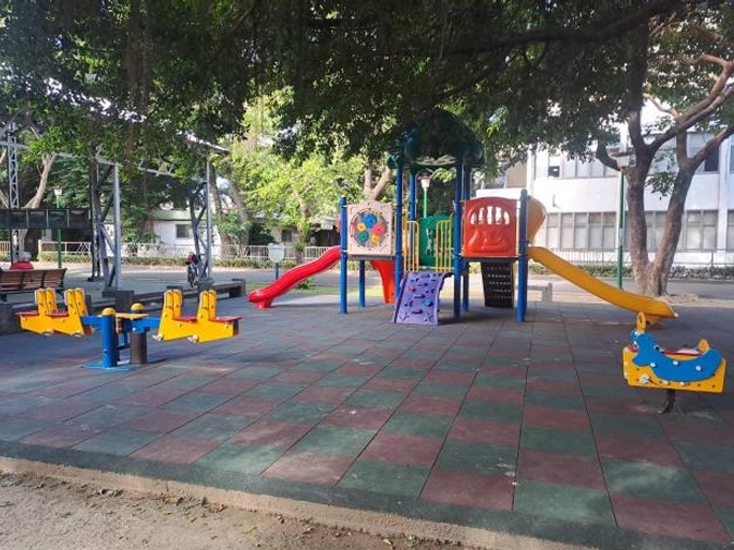 台北紙廠閒置空間有簡易設施，適合親子在園內散步、休憩及遊玩