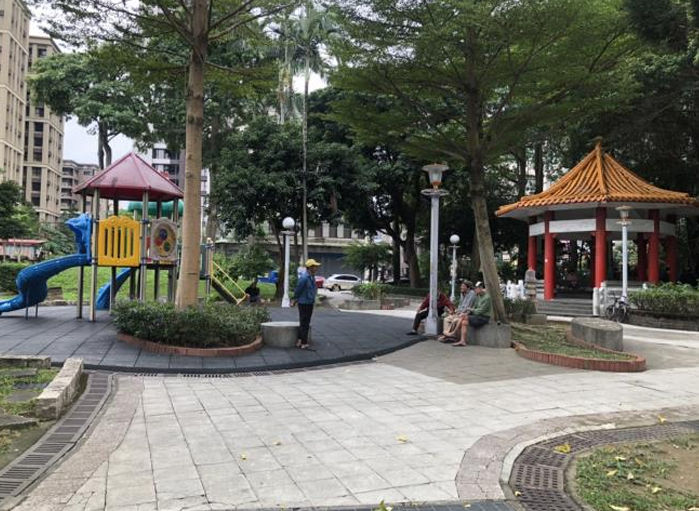 仁愛公園內有兒童遊具、健康步道、涼亭、體健設施等